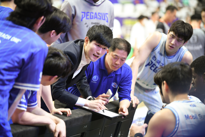 지난 20일 수원 KT소닉붐아레나에서 열린 2024-2025시즌 KCC 프로농구(KBL) 6강 플레이오프(PO) 5차전 수원 KT 소닉붐과의 경기에서 강혁 감독이 작전을 지시하고 있다. <KBL 제공>