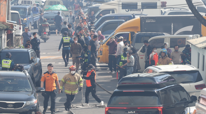 28일 오후 2시 1분쯤 대구 북구 노곡동 함지산에서 산불이 발생한 가운데 조야동 주민들이 대피해 있다. 연합뉴스