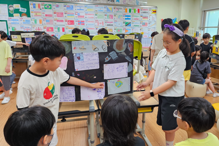 구미원당초 학생들이 6대 주제를 활용한 개념 기반 탐구학습 프로그램에 참여하고 있다. <경북교육청 제공>