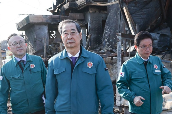 한덕수 대통령 권한대행 국무총리가 2일 경북 영덕군 노물리에서 산불피해 현장을 둘러보고 있다. 왼쪽부터 이한경 행정안전부 재난안전관리본부장, 한 권한대행, 이철우 경북지사. <연합뉴스>