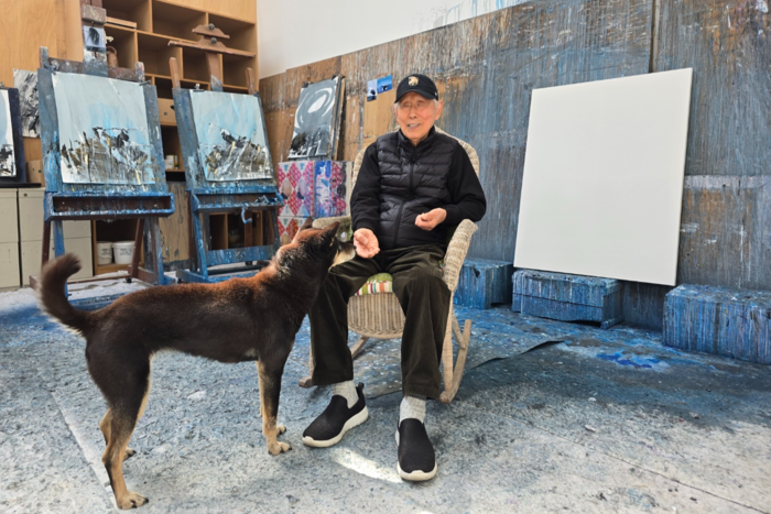 대구출신의 곽훈 화백은 여든이 넘은 지금도 매일 새벽 4시에 하루를 시작한다. 그가 작업실에 있을 때면 반려견 번개가 곁을 지킨다. <김은경 기자>