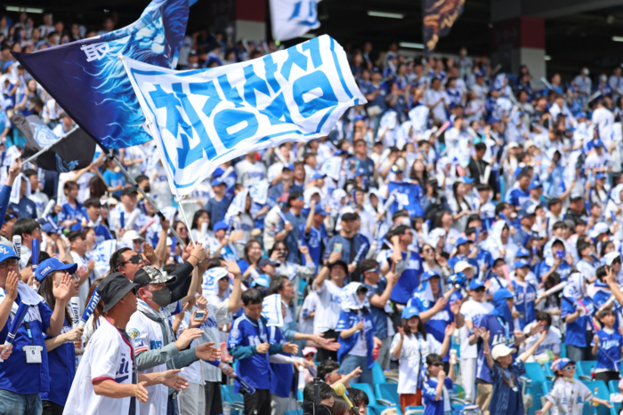 27일 오후 2시 대구 삼성라이온즈파크에서 열린 2025 신한 SOL 뱅크 KBO리그 삼성 라이온즈와 NC 다이노스 경기를 찾은 팬들이 응원 중이다.  <삼성 라이온즈 제공>