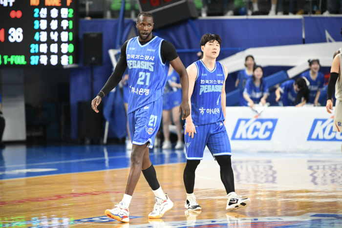 지난 18일 대구체육관에서 열린 2024-2025시즌 KCC 프로농구(KBL) 6강 플레이오프(PO) 4차전 수원 KT 소닉붐과의 경기에 출전한 마티앙과 김낙현. <KBL 제공>