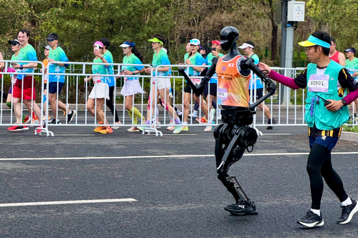 지난 19일 중국 베이징 남부지역 이좡(亦庄) 난하이쯔공원 일대에서 세계 최초로 열린 로봇 하프마라톤대회에서 휴머노이드 로봇 톈궁(天工) 울트라가 마라토너들과 함께 달리고 있다. 톈궁은 2시간40분42초 기록으로 가장 먼저 결승선을 통과했다. <박영민기자>