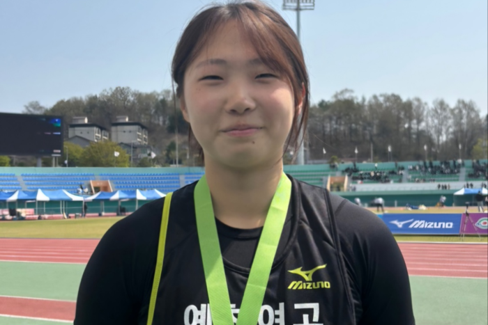 예찬여고 김진소 선수가 제54회 춘계 전국중고등학교육상경기대회 여고부 창던지기에서 42.86m를 던지며 2위를 차지한 뒤 기념촬영 하고 있다. <예천여고 제공>