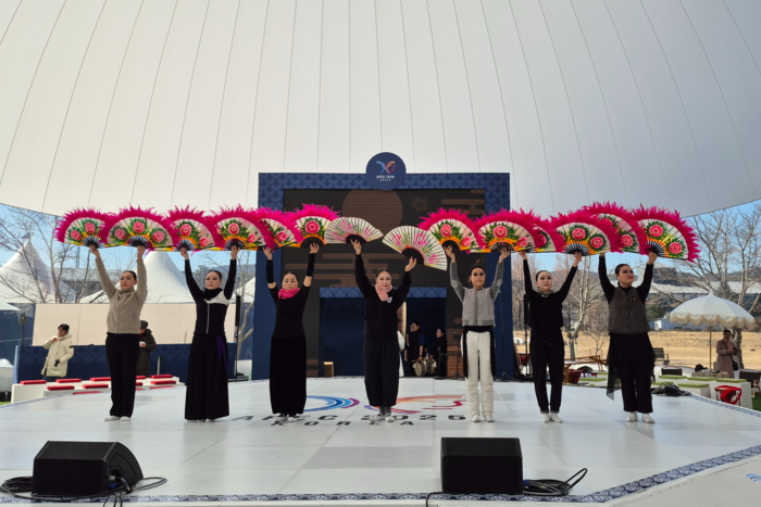 지난 2월 2025 APEC 제1차 고위관리회의(SOM1)가 열린 경주화백컨벤션센터(HICO) 야외전시장 투명에어돔에서 전통공연 리허설을 하고 있는 모습. <장성재 기자>