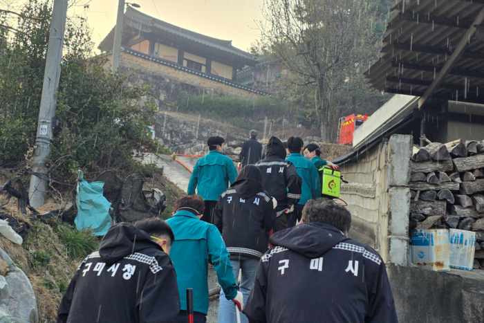 구미시 공무원들이 산불 진화를 위해 산으로 올라가고 있다. 이날 300여명의 공무원이 산불 진화에 투입됐다.<박용기 기자>