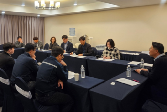 16일 대구 호텔수성에서 열린 2025 생활용섬유제품역량강화사업 참여기업 워크숍에서 참석자들이 다양한 의견을 제시하고 잇다. <대구경북섬유산업연합회 제공>