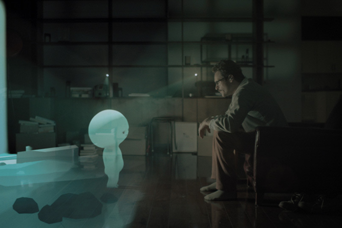 영화 Her(2014)의 스틸컷. 주인공 테오도르는 인공지능(AI) 운영체제 사만다를 통해 조금씩 상처를 회복한다. <더쿱 제공>