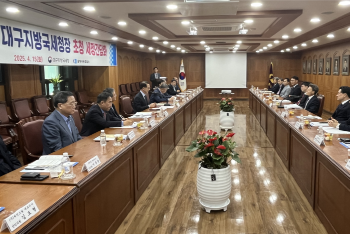 15일 포항상의 2층 회의실에서 열린 한경선 대구지방국세청장 초청 세정간담회에서 한 청장과 상공의원들이 의견을 나누고 있다. <포항상의 제공>