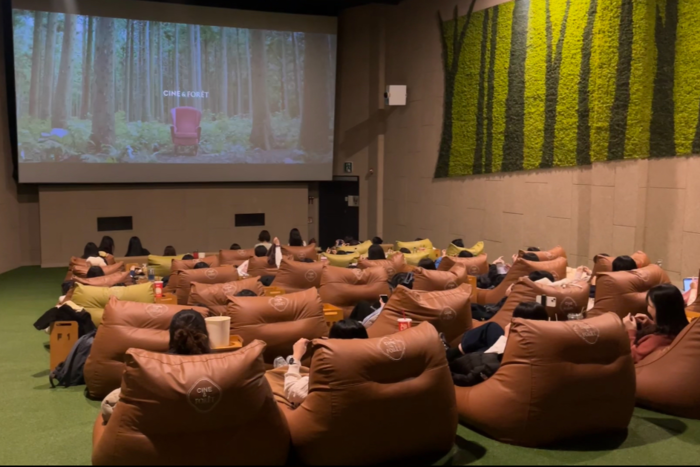 CGV 계열의 한 극장은 영화를 보면서 뜨개질을 하는 특별이벤트를 개최했다. <CJ CGV 제공>