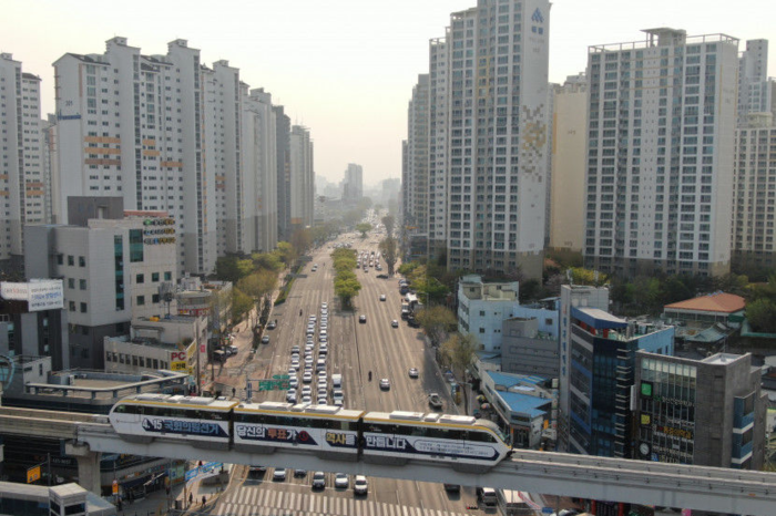 대구 도심을 달리고 있는 대구도시철도 3호선. <영남일보DB>