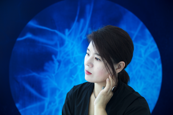 개인전 S.E.T : 별, 몸, 구의 순환적 생태의 작품을 배경으로 한 송창애 작가. <아트리움 모리 제공>