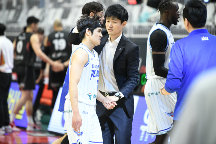 지난 14일 수원 KT소닉붐 아레나에서 열린 2024-2025시즌 KCC 프로농구(KBL) 6강 플레이오프(PO) 2차전 수원 KT 소닉붐과의 경기에서 강혁 감독과 벨란겔. <KBL 제공>