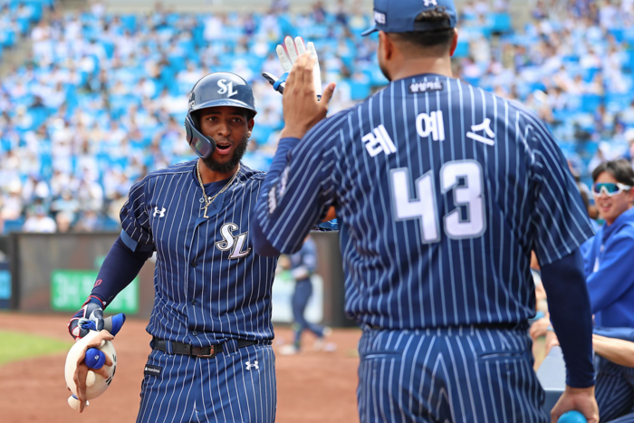 27일 오후 2시 대구 삼성라이온즈파크에서 열린 2025 신한 SOL 뱅크 KBO리그 삼성 라이온즈와 NC 다이노스 경기에서 디아즈가 홈런 후 레예스와 하이파이브를 하고 있다. <삼성 라이온즈 제공>