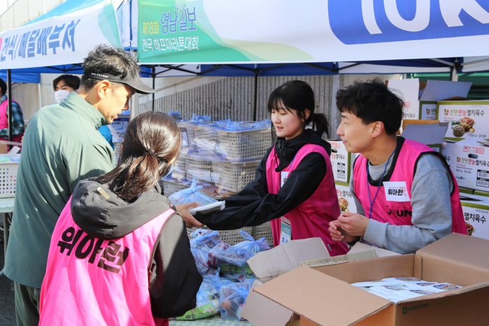 13일 오전 제18회 영남일보 국제하프마라톤 대회가 열린 대구스타디움 경기장 부스에서 청년 자원봉사단체 위아런회원들이 마라톤 참가자들에게 간식을 나눠주고 있다. <조윤화 기자>