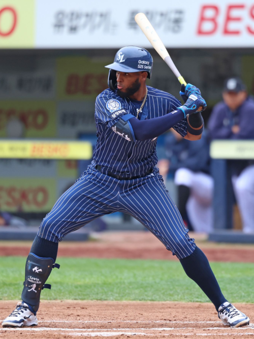 지난 20일 오후 2시 대구 삼성라이온즈파크에서 열린 2025 신한 SOL 뱅크 KBO리그 삼성 라이온즈와 롯데 자이언츠와의 경기에서 디아즈가 안타를 치고 있다. <삼성 라이온즈 제공>