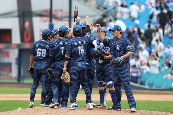 삼성 라이온즈 선수들이 지난 27일 오후 2시 대구 삼성라이온즈파크에서 열린 2025 신한 SOL 뱅크 KBO리그 NC 다이노스 경기에서 승리 후 세레머니 중이다. <삼성 라이온즈 제공>
