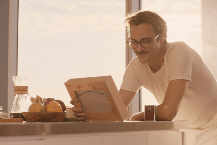 영화 Her(2014)의 스틸컷. 주인공 테오도르는 인공지능(AI) 운영체제 사만다를 통해 조금씩 상처를 회복한다. <더쿱 제공>