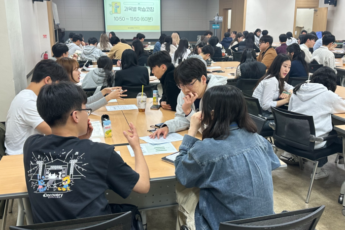 6일 영남일보 대강당에서 진행한 희망인재프로젝트 4월 공동행사 무한도전에서 멘토와 멘티들이 학습 상담을 진행하고 있다.  정수민 기자