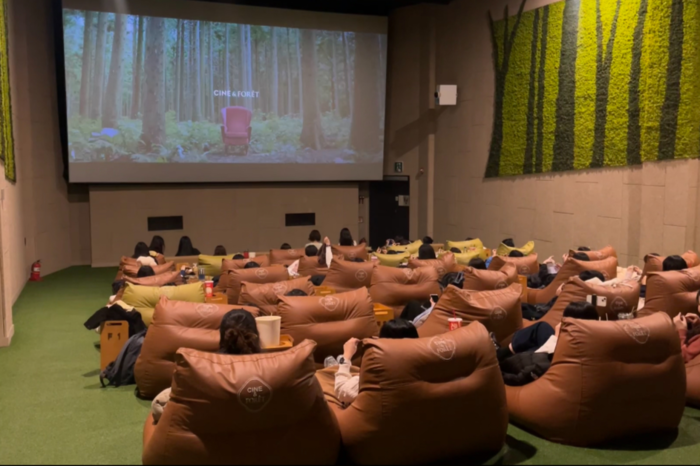 영화관들이 침체에서 벗어나기 위해 고객니즈에 맞춘 다양한 프로그램을 도입하고 있다. CGV는 뜨개질을 하면서 영화를 보는 뜨개상영회를 운영하고 있다.  <CJ CGV 제공>