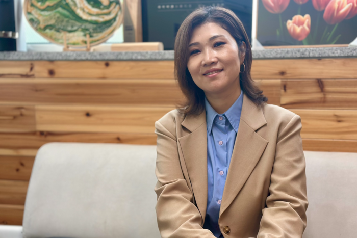 지난 21일 정은주 재즈 보컬리스트가 개인 녹음실에서 앞으로의 활동 계획에 대해 이야기하고 있다. <정수민기자 jsmean@yeongnam.com>