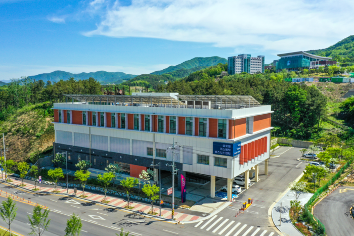 경북 경산 화장품 특화단지 입주기업의 해외진출을 돕고 있는 경산 글로벌 코스메틱 비즈니스센터 전경. <영남일보 DB>
