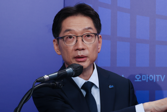 더불어민주당 제21대 대통령선거 경선에 나선 김경수 예비후보가 23일 서울 여의도 오마이TV 스튜디오에서 열린 오마이TV 초청 토론회에서 발언하고 있다. <연합뉴스>