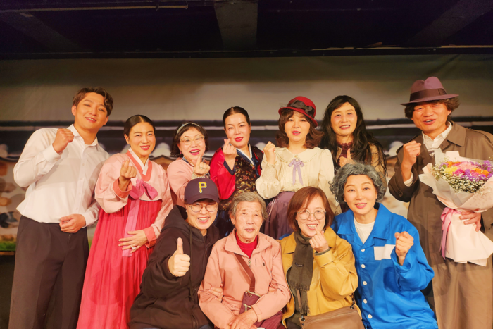 극단보담 시민배우들이 울고넘는 박달재 공연을 끝내고 관객들과 함께 기념촬영을 하고 있다. <윤별하씨 제공>