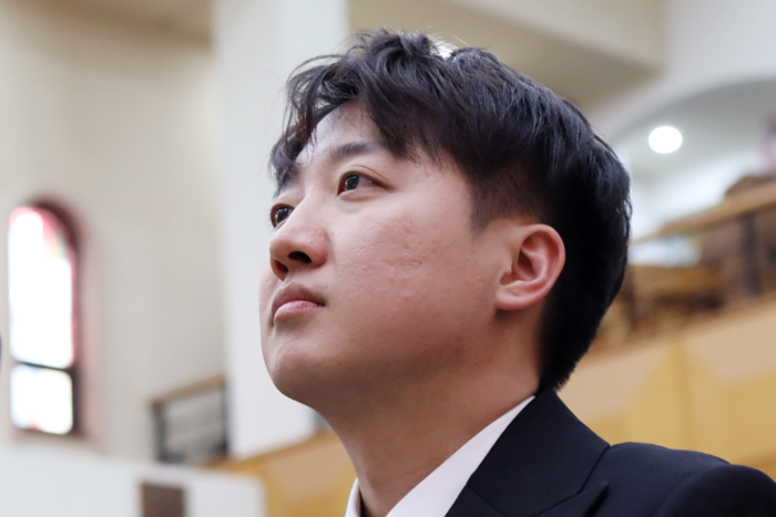 이준석 개혁신당 의원이 14일 오전 경북 안동시 목성동 주교좌성당에서 열린 두봉 주교 장례미사에 참석했다. <피재윤기자>