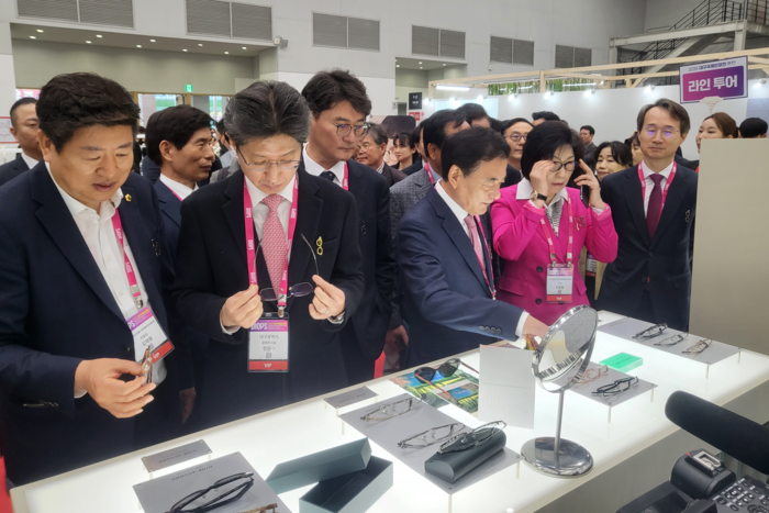 2일 대구 엑스코 서관 1·2홀에서 열린 제23회 대구국제안경전을 찾은 대구시 관계자들이 부스를 둘러보고 있다. 이승엽기자