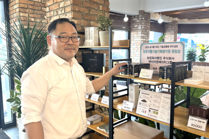 이준대 HNH 대표가 자사 개발 제품을 소개하고 있다. <이남영기자 lny0104@yeongnam.com>