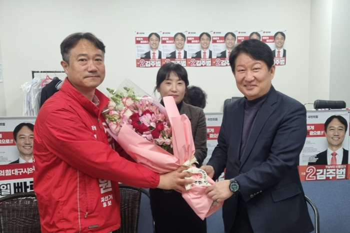 4·2 재보궐선거 대구시의원 재선거에서 당선된 국민의힘 김주범 당선인이 권영진 의원과 함께 기념사진을 찍고 있다. <김주범 당선인 제공>