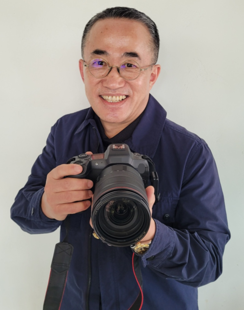 새벽녘 바다의 여명을 카메라 프레임에 담아온 박성혁 작가(<주>와이지테크 대표이사)가 영남일보와의 인터뷰 중 포즈를 취하고 있다. <임훈기자 hoony@yeongnam.com>