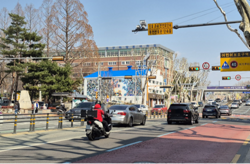 1일 오후 1시쯤 대구 동구청 앞 도로를 달리던 오토바이 운전자가 후면번호판 단속카메라 앞에서 속력을 서서히 줄이고 있다. 조윤화 기자