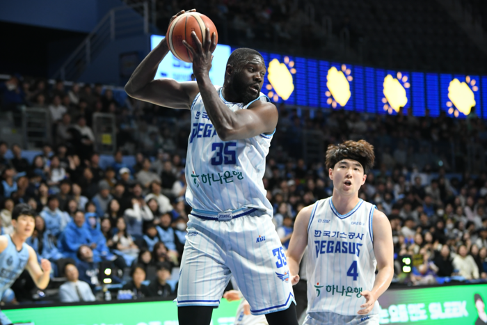 지난달 2일 대구체육관에서 열린 2024-2025시즌 KCC 프로농구(KBL) 소노전에서 은도예가 리바운드를 잡고 있다. <KBL 제공>