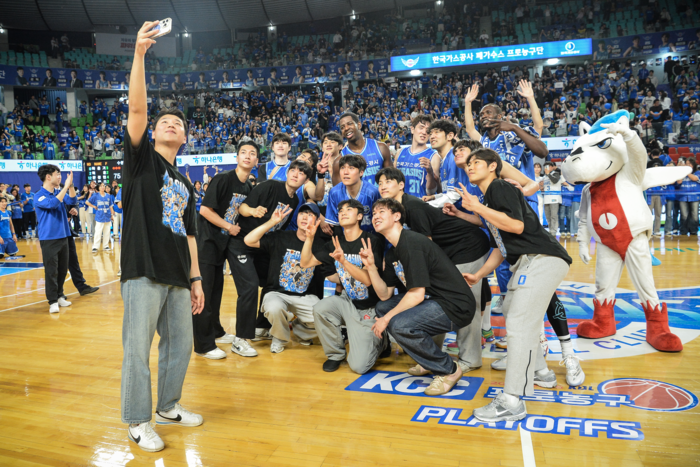 지난 18일 대구체육관에서 열린 2024-2025시즌 KCC 프로농구(KBL) 6강 플레이오프(PO) 4차전 수원 KT 소닉붐과의 경기에서 승리 후 선수들이 기념사진을 찍고 있다. <KBL 제공>