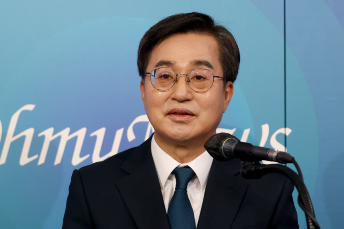 더불어민주당 제21대 대통령선거 경선에 나선 김동연 예비후보가 23일 서울 여의도 오마이TV 스튜디오에서 열린 오마이TV 초청 토론회에서 발언하고 있다. <연합뉴스>