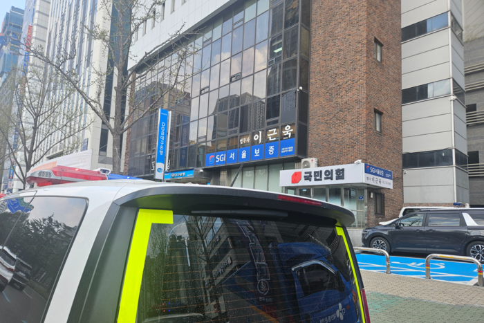 4일 대구 수성구 국민의힘 대구시당 앞에 경찰 차량이 배치돼 있다. <권혁준기자>