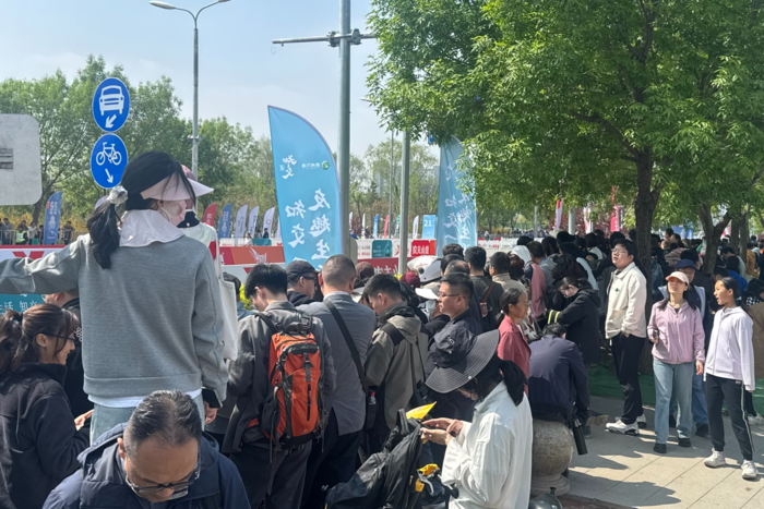 19일 오전 중국 베이징에서 열린 로봇 하프마라톤의 도착지점에 중국인과 관광객 등 많은 인파가 몰려 로봇의 완주를 기다리고 있다. <박영민기자>