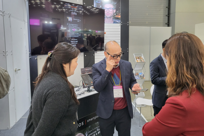 2일 대구 엑스코 서관 1·2홀에서 열린 제23회 대국국제안경전에 참가한 홍콩 안경브랜드 쏘로스의 케니 청 대표가 스마트 안경을 시연하고 있다. 이승엽기자