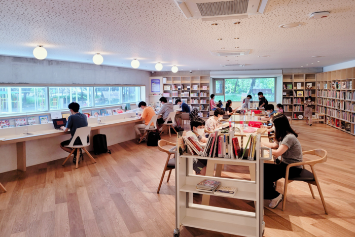 서울 양천구 양천공원에 조성된 책 쉼터 내부 모습. 양천구는 공원 속에서 시민들이 책을 읽으며 휴식을 취할 수 있도록 2020년 양천공원을 시작으로 파리공원·넘은들공원·용왕산공원·오목공원 등 모두 5곳에 책 쉼터를 조성해 운영하고 있다. <양천구청 제공>