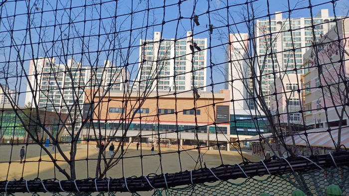 저수지에 빠진 친구 4명을 구하고 안타깝게 목숨을 잃은 열네 살 소년영웅이 다녔던 대구 달성군 다사읍 서재리 한 중학교의 운동장. 고인을 추모하는 운구 행렬이 16일 오전 운동장을 돌고 난 뒤 장지인 경북 성주군 선남면 우성공원묘원으로 향했다.  장태훈 수습기자.