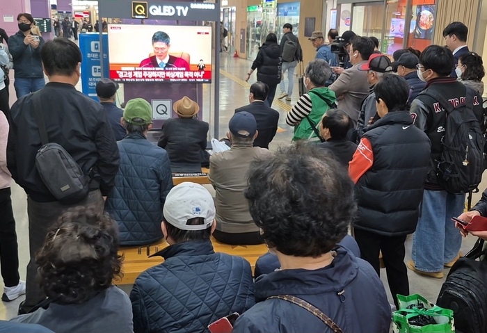 지난 4일 동대구역 대합실에 있던 시민들이 TV를 통해 헌법재판소가 윤석열 대통령에 대해 파면을 결정하는 장면을 지켜보고 있다. 영남일보DB