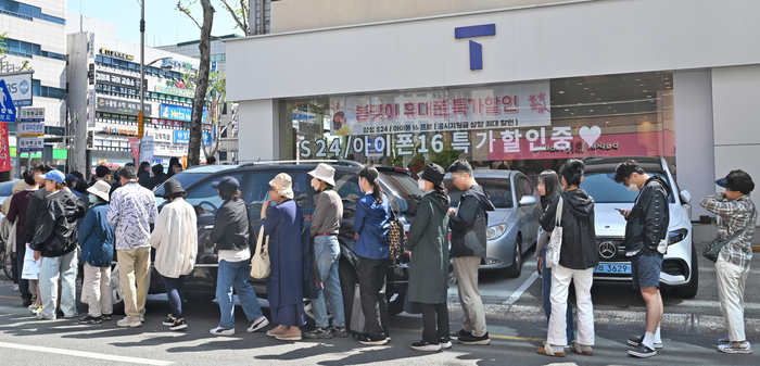 대구 수성구 한 SKT 매장 앞에 유심을 교체하려는 가입자들이 줄을 서 순서를 기다리고 있다. 이지용기자 sajahu@yeongnam.com