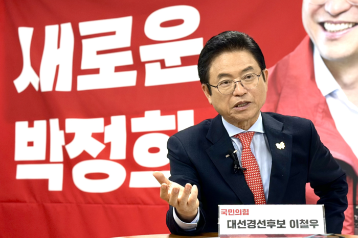 국민의힘 이철우 대선 경선후보가 17일 영남일보와 인터뷰에서 집권 비전 포부를 설명하고 있다. <박지현기자 lozpjh@yeongnam.com>