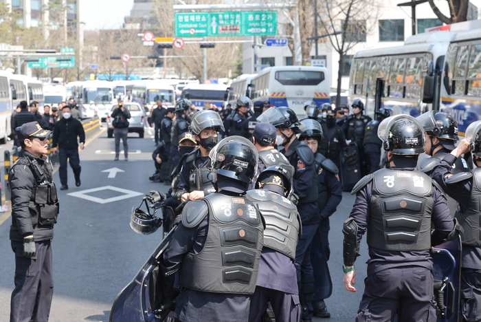 헌재 앞 ‘진공상태’에도 충돌 우려커져…긴장 높아지는 서울 도심