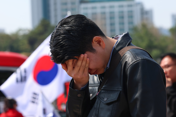 [속보] 격분한 尹 지지자, 곤봉으로 버스 유리 파손