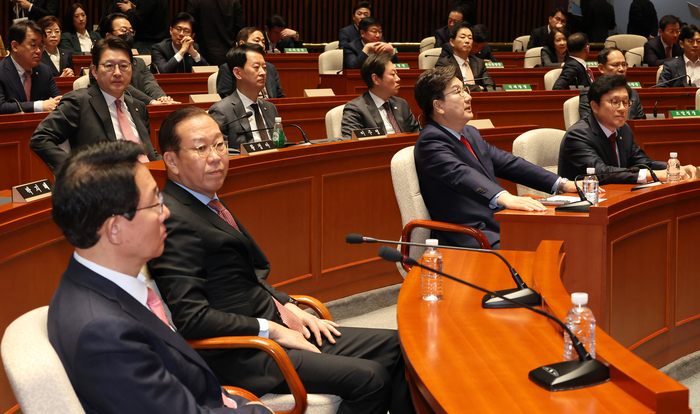 [대통령탄핵] 국민의힘 향후 일정 못 정한 채 ‘패닉’…국회 본회의도 불참하고 “일요일 의총 열기로”