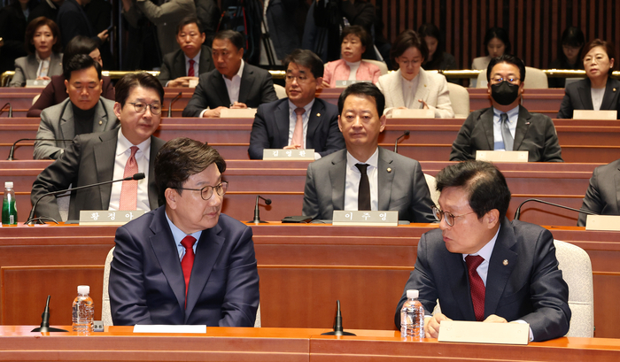 [대통령탄핵] 국민의힘 향후 일정 못 정한 채 ‘패닉’…국회 본회의도 불참하고 “일요일 의총 열기로”